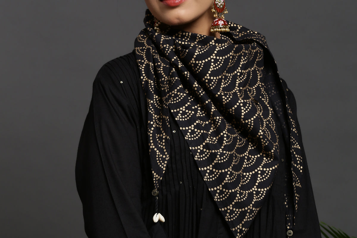 GOLD PRINT SCARVE